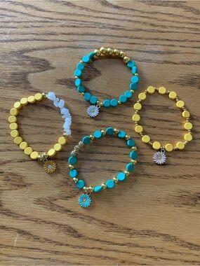 {Handmade} Daisy Charm Stretch Bracelet